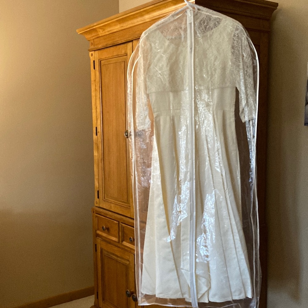 Handmade 1960’s Wedding gown. Mint condition. Worn 1 time. No stains or flaws. - Picture 16 of 16